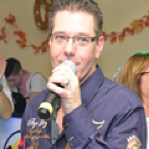 Hubert Aretz alias Tommy Larsen beim Oktoberfest im Schwalbenweg 59f234b13332f.jpg